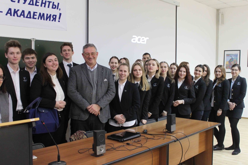 Студенты с преподавателем